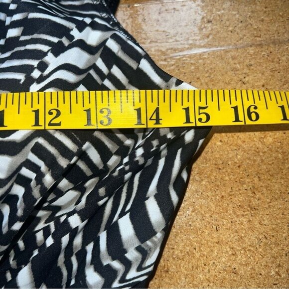 Miraclesuit Black & White One-piece Swimsuit w/ Abstract Pattern Womens Size 8 - Picture 8 of 12